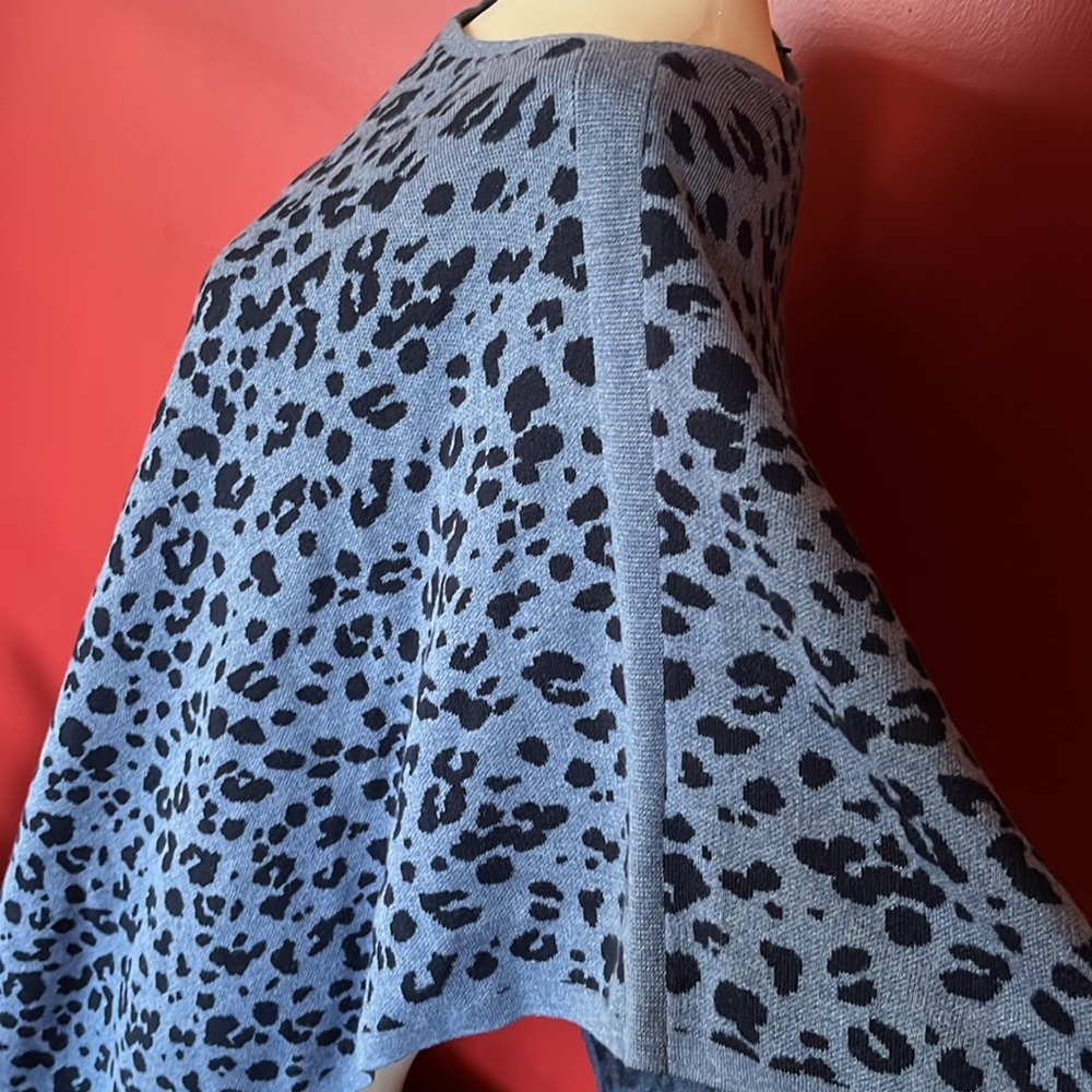 New Talbots M/L blue animal print poncho - Picture 4 of 13